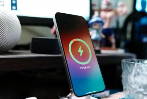 历下苹果15换屏服务分享用什么充电器给iPhone15充电更好 